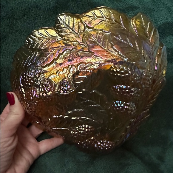 Amber carnival glass dish with grapevine design on bottom - Picture 4 of 8